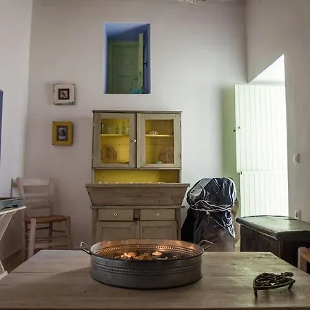 Stunning House In Castle Settlement בית נופש