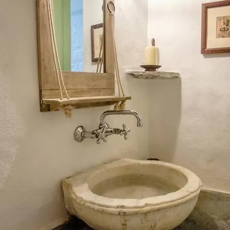 Holiday home Stunning House In Castle Settlement Ano Syros